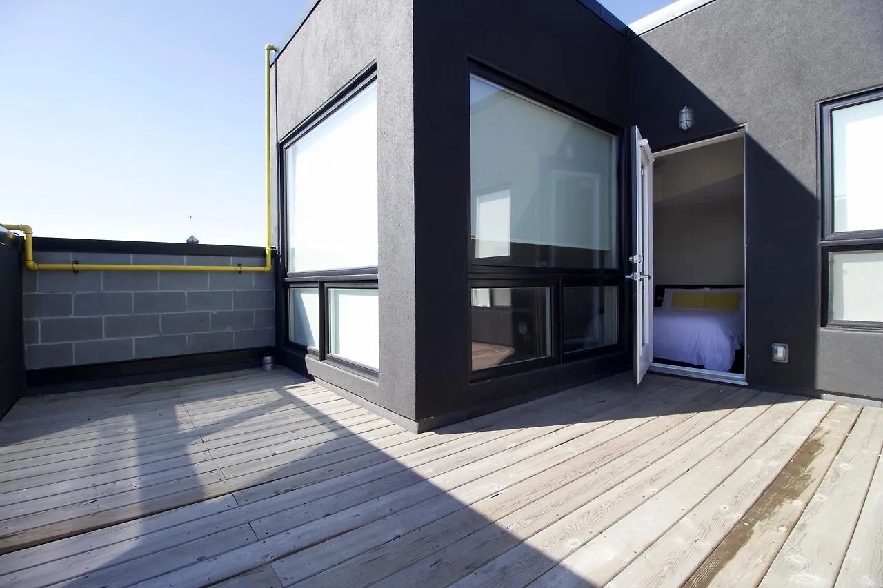 Living Suites Toronto - Queens Park Apartmán
